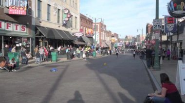 Memphis, Tennessee 'de Beale Caddesi' nde sokak sanatçısı.