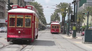 Mezarlıklar Canal Line Tramvay Hattı New Orleans Louisiana 'da. Kanal Sokağı