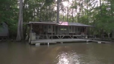 Bal Adası Bataklığı New Orleans 'a yakın, Louisiana. Nehir ve Vahşi Doğa... Arka planda Yaşayan Ev