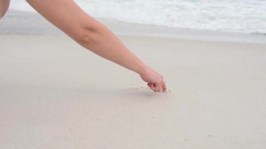 Florida, Pensacola 'da kumsalda iç çeken bir kadın. ABD