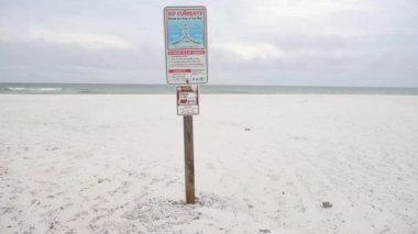 Florida, Pensacola sahilindeki Rip Currents 'i imzalayın. ABD