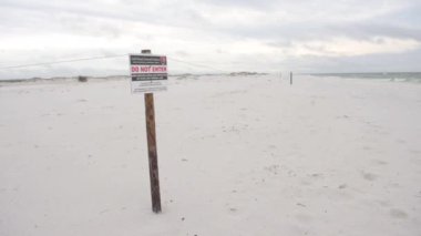 Pensacola, Florida 'daki Plajda Kuş Yuvası Alanlarına Girmeyin. ABD