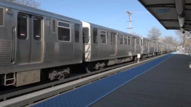 Chicago, Illinois 'deki Metro Treni. Tren istasyondan kalkıyor. Kimball Yolu, Kahverengi Hat