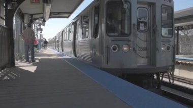 Chicago, Illinois 'deki Metro Treni. Tren istasyondan kalkıyor. Döngü Yolu
