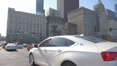 Chicago 'da trafik, arka planda iş gökdelenleri. Illinois. İş Bölgesi. ABD