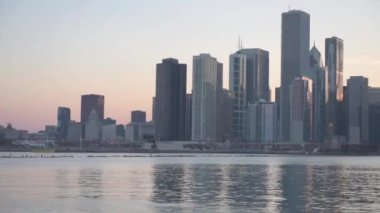 Michigan Gölü ve Chicago City Skyline İş Bölgesi. Illinois, ABD