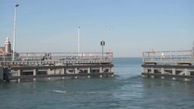 Chicago Liman Kilidi, Chicago Nehri ve Liman Denetim İşletmeleri olarak da bilinen, Chicago, Illinois 'deki Chicago Limanı' nda bulunan bir durak kilididir.