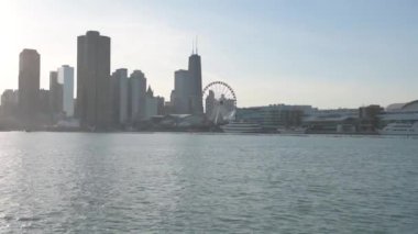 Michigan Gölü ve Chicago City Skyline İş Bölgesi. Illinois, ABD. Arkaplanda Donanma İskelesi