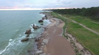 Terk edilmiş eski bir askeri kalenin kalıntıları, Letonya, Karosta Liepaja 'daki Baltık Denizi sahilindeki sığınaklar. Eski Sovyet üssündeki eski bir kalenin parçası..