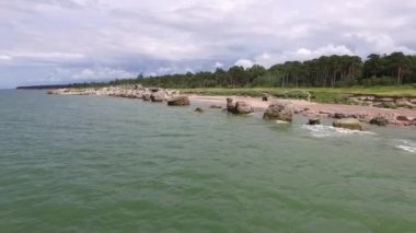 Terk edilmiş eski bir askeri kalenin kalıntıları, Letonya, Karosta Liepaja 'daki Baltık Denizi sahilindeki sığınaklar. Eski Sovyet üssündeki eski bir kalenin parçası..