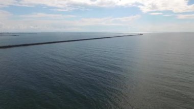 Letonya, Avrupa 'da Baltık Denizi Skyline. Bulutlu Gökyüzü ve Sakin Deniz Suyu Arkaplanda