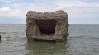 Terk edilmiş eski bir askeri kalenin kalıntıları, Letonya, Karosta Liepaja 'daki Baltık Denizi sahilindeki sığınaklar. Eski Sovyet üssündeki eski bir kalenin parçası..