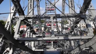 Avusturya, Viyana 'daki dev dönme dolap. Wiener Riesenrad Prater eğlence parkının girişindeki dönme dolap gibidir.