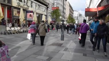 Avusturya 'daki Viyana Şehri. Millet, çoğunlukla turistler kaldırımda yürüyor.