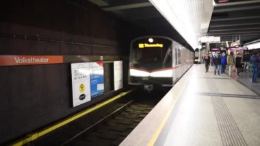 Yeraltı tren istasyonundaki yolcular. Demiryolu. Toplu taşıma. Viyana, Avusturya.