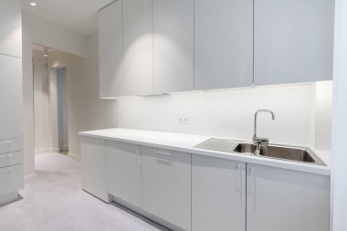 İskandinav tarzı rahat modern açık minimalizm mutfak iç mimarisi. Gaz Fırını, Musluk ve Mobilya. Beyaz Dolaplar, LED Işıklar, Pencereler