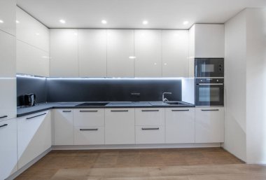 İskandinav Tarzı Konforlu Modern Açık Parlak Mutfak İç mimarisi. Fırın, Musluk, Buzdolabı, Mikrodalga. Beyaz renk. Geniş Açı
