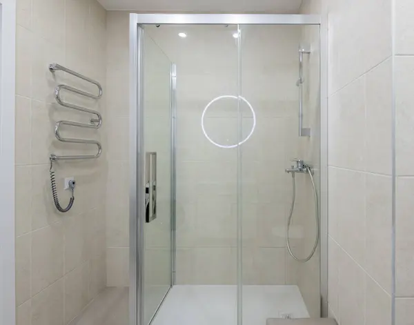 Parlak Modern Lüks Banyo Beyaz Kapılı Duşun İç Tasarımı. Beyaz Duvarlar, Aynadaki Yansıma. LED ışıkları. Geniş Açı