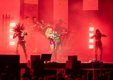 Vilnius, Litvanya - 25 Temmuz 2024: İngiliz şarkıcı Rita Ora Litvanya 'nın Vilnius kentinde sahne aldı. 25 Temmuz 2024