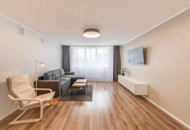 Modern Ev Oturma Odası ve Pencereler. Modern bir apartman dairesi. İç mekan, stil koltuğu, kanepe, TV ekranı, döşeme. Tahta Kol Sandalyesi. Geniş Açı