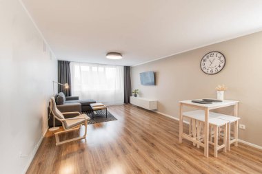 Modern Ev Oturma Odası ve Pencereler. Modern bir apartman dairesi. İç mekan, Kanepe, TV, Zemin Hardwood ve Duvardaki Eski Retro Stil Saat. Yemek masası. Geniş Açı