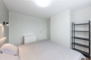 Minimalizm yatak odası iç mimarisi. Arka plandaki gardırop. Kahve Masası ve Light. Pencereler ve Perdeler. - Eve. Geniş Açı