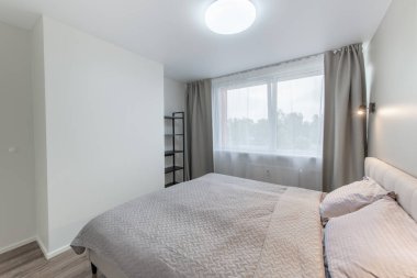 Minimalizm yatak odası iç mimarisi. Arka plandaki gardırop. Kahve Masası ve Light. Pencereler ve Perdeler. - Eve. Geniş Açı