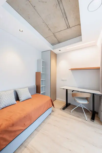 Lüks Ev Genç Yetişkin Çocuklar Odası. Ahşap döşeme, kanepe, ahşap kapı, gardırop dolabı ve sandalyeli masa. Brigh LED Işık. Geniş Açı