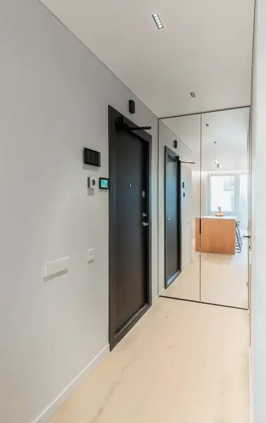 Ev Girişi Salonu. İç mekan. Tahta Siyah Açık Kapı, Kahverengi Zemin. Minimalizm. LED Işık. Ayna. Banyo kapısı. Geniş Açı