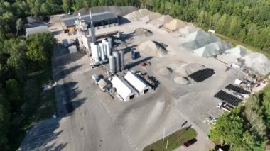 Kapsamlı Kum ve Çakıl Depolama ve Makine ile Endüstriyel Tesis. Endüstri fabrikasının en üst görüntüsü