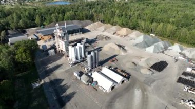Kapsamlı Kum ve Çakıl Depolama ve Makine ile Endüstriyel Tesis. Endüstri fabrikasının en üst görüntüsü