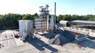 Kapsamlı Kum ve Çakıl Depolama ve Makine ile Endüstriyel Tesis. Endüstri fabrikasının en üst görüntüsü