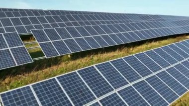 Sıra sıra fotovoltaik paneller. Yenilenebilir enerji oluştur. Drone bakış açısı. Güneş enerjisi santrali panelleri. Fields Green Energy Sunset 'te. Elektrik Güç Ekolojisi ortamı. Elektrik İnovasyonu. 4k