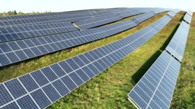 Sıra sıra fotovoltaik paneller. Yenilenebilir enerji oluştur. Drone bakış açısı. Güneş enerjisi santrali panelleri. Fields Green Energy Sunset 'te. Elektrik Güç Ekolojisi ortamı. Elektrik İnovasyonu. 4k