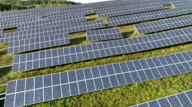 Sıra sıra fotovoltaik paneller. Yenilenebilir enerji oluştur. Drone bakış açısı. Güneş enerjisi santrali panelleri. Fields Green Energy Sunset 'te. Elektrik Güç Ekolojisi ortamı. Elektrik İnovasyonu. 4k