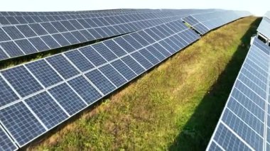 Sıra sıra fotovoltaik paneller. Yenilenebilir enerji oluştur. Drone bakış açısı. Güneş enerjisi santrali panelleri. Fields Green Energy Sunset 'te. Elektrik Güç Ekolojisi ortamı. Elektrik İnovasyonu. 4k
