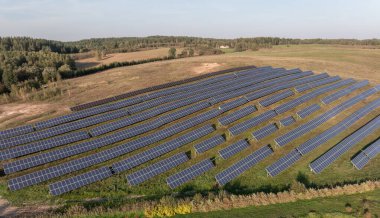Fotovoltaik Paneller Yenilenebilir Enerji Besteliyor. Drone bakış açısı. Güneş enerjisi santrali panelleri. Fields Green Energy Sunset 'te. Elektrik Güç Ekolojisi ortamı. Elektrik İnovasyonu Hava Aracı