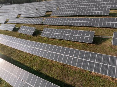 Fotovoltaik Paneller Yenilenebilir Enerji Besteliyor. Drone bakış açısı. Güneş enerjisi santrali panelleri. Fields Green Energy Sunset 'te. Elektrik Güç Ekolojisi ortamı. Elektrik İnovasyonu Hava Aracı