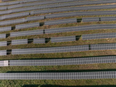 Fotovoltaik Paneller Yenilenebilir Enerji Besteliyor. Drone bakış açısı. Güneş enerjisi santrali panelleri. Fields Green Energy Sunset 'te. Elektrik Güç Ekolojisi ortamı. Elektrik İnovasyonu Hava Aracı