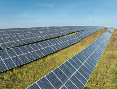 Fotovoltaik Paneller Yenilenebilir Enerji Besteliyor. Drone bakış açısı. Güneş enerjisi santrali panelleri. Fields Green Energy Sunset 'te. Elektrik Güç Ekolojisi ortamı. Elektrik İnovasyonu Hava Aracı