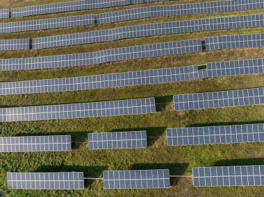 Fotovoltaik Paneller Yenilenebilir Enerji Besteliyor. Drone bakış açısı. Güneş enerjisi santrali panelleri. Fields Green Energy Sunset 'te. Elektrik Güç Ekolojisi ortamı. Elektrik İnovasyonu Hava Aracı
