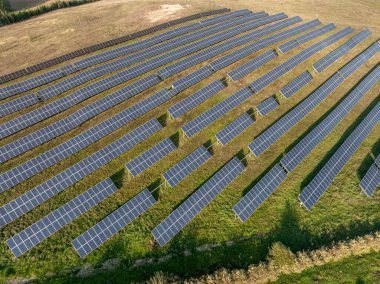 Fotovoltaik Paneller Yenilenebilir Enerji Besteliyor. Drone bakış açısı. Güneş enerjisi santrali panelleri. Fields Green Energy Sunset 'te. Elektrik Güç Ekolojisi ortamı. Elektrik İnovasyonu Hava Aracı