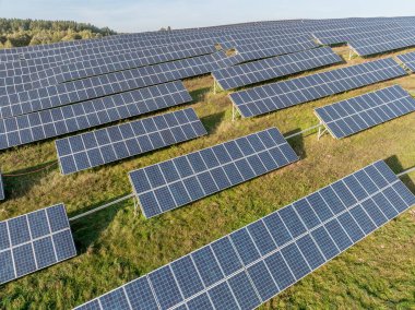 Fotovoltaik Paneller Yenilenebilir Enerji Besteliyor. Drone bakış açısı. Güneş enerjisi santrali panelleri. Fields Green Energy Sunset 'te. Elektrik Güç Ekolojisi ortamı. Elektrik İnovasyonu Hava Aracı