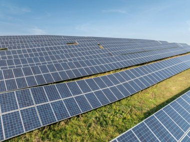 Fotovoltaik Paneller Yenilenebilir Enerji Besteliyor. Drone bakış açısı. Güneş enerjisi santrali panelleri. Fields Green Energy Sunset 'te. Elektrik Güç Ekolojisi ortamı. Elektrik İnovasyonu Hava Aracı