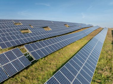 Fotovoltaik Paneller Yenilenebilir Enerji Besteliyor. Drone bakış açısı. Güneş enerjisi santrali panelleri. Fields Green Energy Sunset 'te. Elektrik Güç Ekolojisi ortamı. Elektrik İnovasyonu Hava Aracı