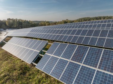 Fotovoltaik Paneller Yenilenebilir Enerji Besteliyor. Drone bakış açısı. Güneş enerjisi santrali panelleri. Fields Green Energy Sunset 'te. Elektrik Güç Ekolojisi ortamı. Elektrik İnovasyonu Hava Aracı