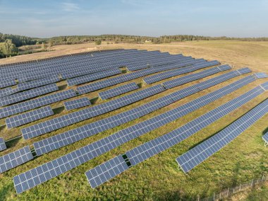 Fotovoltaik Paneller Yenilenebilir Enerji Besteliyor. Drone bakış açısı. Güneş enerjisi santrali panelleri. Fields Green Energy Sunset 'te. Elektrik Güç Ekolojisi ortamı. Elektrik İnovasyonu Hava Aracı