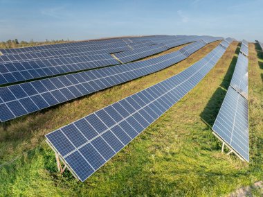 Fotovoltaik Paneller Yenilenebilir Enerji Besteliyor. Drone bakış açısı. Güneş enerjisi santrali panelleri. Fields Green Energy Sunset 'te. Elektrik Güç Ekolojisi ortamı. Elektrik İnovasyonu Hava Aracı