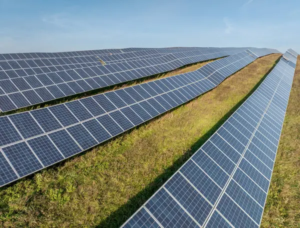 Fotovoltaik Paneller Yenilenebilir Enerji Besteliyor. Drone bakış açısı. Güneş enerjisi santrali panelleri. Fields Green Energy Sunset 'te. Elektrik Güç Ekolojisi ortamı. Elektrik İnovasyonu Hava Aracı