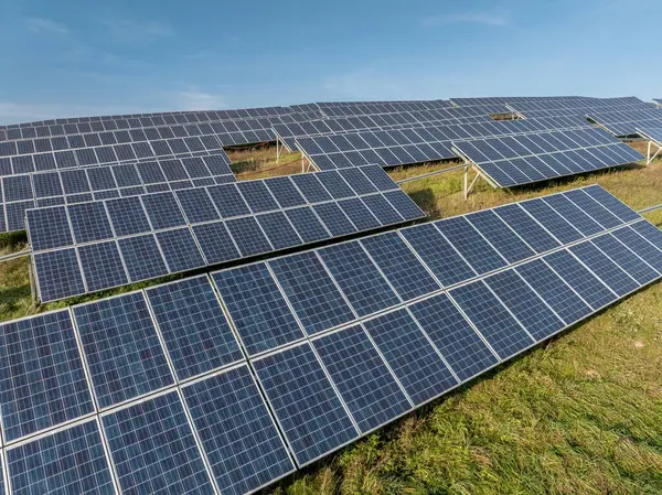 Fotovoltaik Paneller Yenilenebilir Enerji Besteliyor. Drone bakış açısı. Güneş enerjisi santrali panelleri. Fields Green Energy Sunset 'te. Elektrik Güç Ekolojisi ortamı. Elektrik İnovasyonu Hava Aracı
